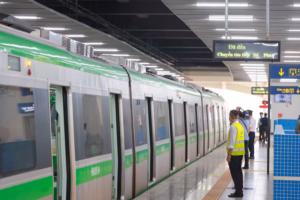 Cụ thể, tại vị trí 12 nhà ga thuộc tuyến đường sắt đô thị Cát Linh-Hà Đông, sẽ bố trí các tuyến xe buýt kết nối ở mức thuận tiện, để hành khách đi lại thuận lợi, trung chuyển từ đường sắt sang xe buýt. (Ảnh: Minh Sơn/Vietnam+)