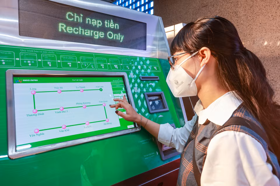 Tại các khu vực nhà ga, hành khách có thể dễ dàng mua vé tại quầy hoặc tự mua vé tại các máy bán vé. (Ảnh: Minh Sơn/Vietnam+)