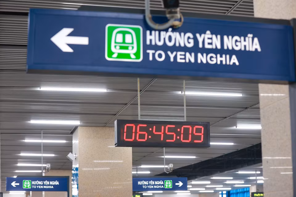 Sau 15 ngày đầu vận hành miễn phí, giá vé tàu đường sắt Cát Linh-Hà Đông được tính theo quãng đường di chuyển của hành khách, trong đó tối đa 15 ngàn đồng/lượt nếu đi toàn tuyến và thấp nhất là 8 ngàn đồng với quãng ngắn nhất. (Ảnh: Minh Sơn/Vietnam+)