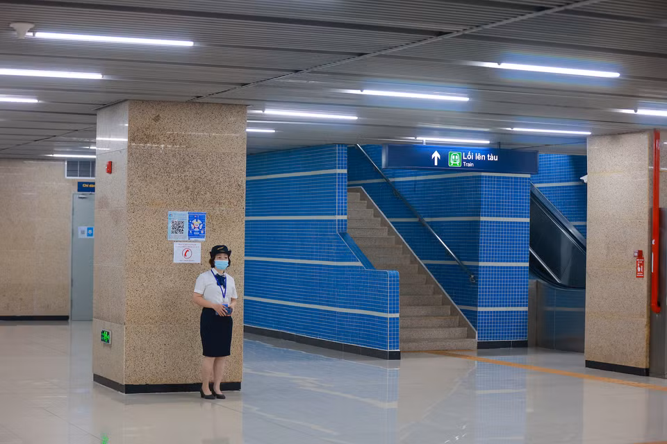 Trước đó ngày 29/10, Hội đồng Kiểm tra Nhà nước về công tác nghiệm thu công trình xây dựng (Hội đồng) tổ chức kiểm tra hiện trường, họp đánh giá kết quả nghiệm thu hoàn thành công trình đường sắt đô thị Hà Nội tuyến Cát Linh-Hà Đông. (Ảnh: Minh Sơn/Vietnam+)