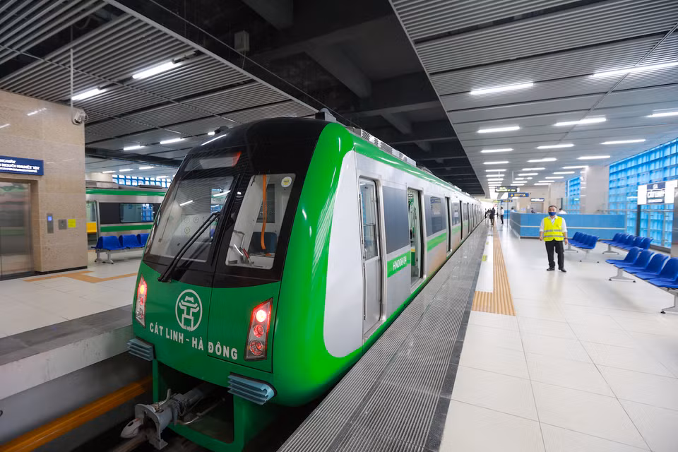 Sau khi tiếp nhận dự án, Hà Nội sẽ tổ chức đồng thời các tuyến xe buýt kết nối ngay với tuyến đường sắt đô thị Cát Linh-Hà Đông. (Ảnh: Minh Sơn/Vietnam+)