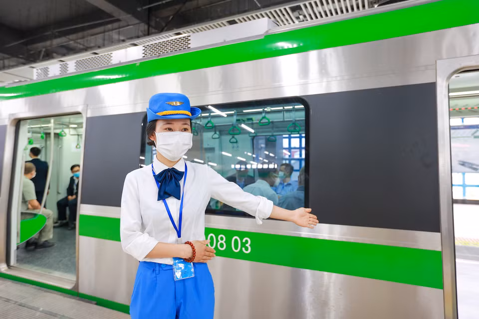 Dự án đường sắt Cát Linh-Hà Đông được phê duyệt ban đầu có tổng mức đầu tư 868 triệu USD, tốc độ thiết kế tối đa 80km/h, toàn bộ tuyến là tuyến trên cao, có 12 nhà ga, khoảng cách giữa các ga là 1152,3 m. (Ảnh: Minh Sơn/Vietnam+)