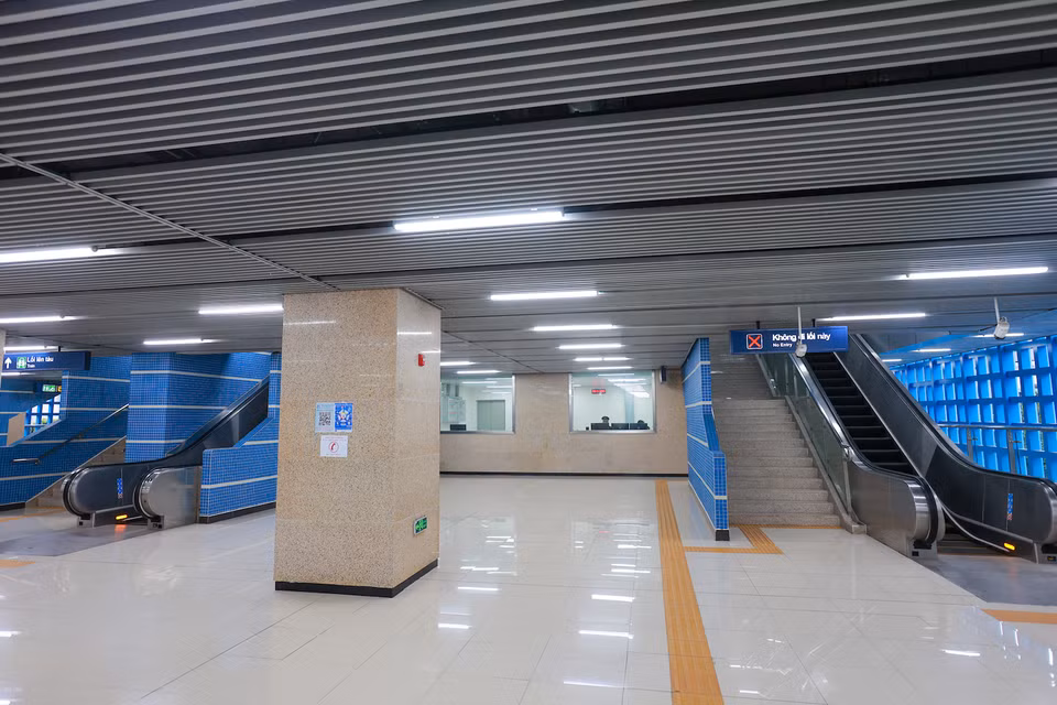 Sảnh chờ khu vực nhà ga Cát Linh rộng rãi đáp ứng nhu cầu đi lại của người dân Thủ đô. (Ảnh: Minh Sơn/Vietnam+)