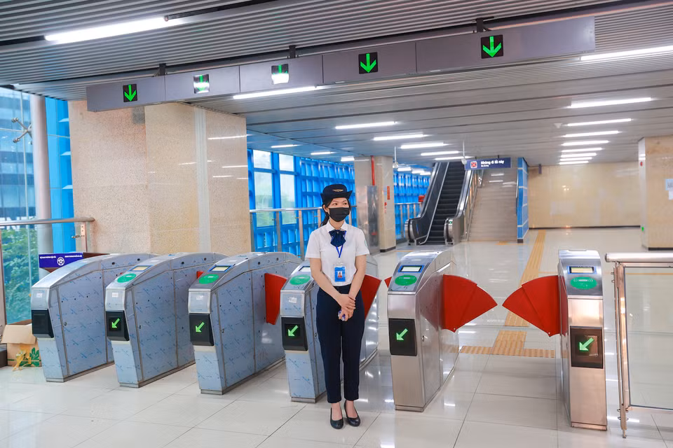 Để đưa tuyến đường sắt Cát Linh-Hà Đông vào khai thác, Công ty Trách nhiệm hữu hạn một thành viên Đường sắt đô thị Hà Nội đảm bảo đội ngũ nhân sự, cấp giấy phép lái tàu cho 36 nhân sự được đào tạo nghiệp vụ tại Trung Quốc và trong nước đủ điều kiện tiêu chuẩn. (Ảnh: Minh Sơn/Vietnam+)