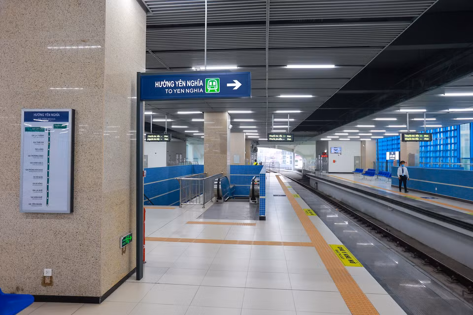 Người lao động tại các văn phòng, công sở, doanh nghiệp ngoài khu công nghiệp mua vé tháng theo hình thức tập thể, được áp dụng mức 140 ngàn đồng/người/tháng. Người có công, người cao tuổi, người khuyết tật, trẻ em dưới 6 tuổi, nhân khẩu thuộc hộ nghèo được miễn vé. (Ảnh: Minh Sơn/Vietnam+)