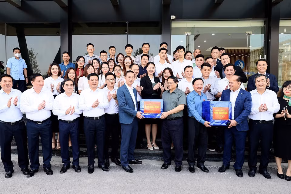 Thủ tướng Phạm Minh Chính tặng quà cho Ban Quản lý khu công nghiệp Liên Hà Thái. (Ảnh: Dương Giang/TTXVN)