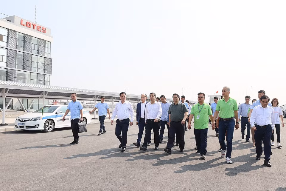 Thủ tướng Phạm Minh Chính kiểm tra hiện trạng khu công nghiệp Liên Hà Thái. (Ảnh: Dương Giang/TTXVN)