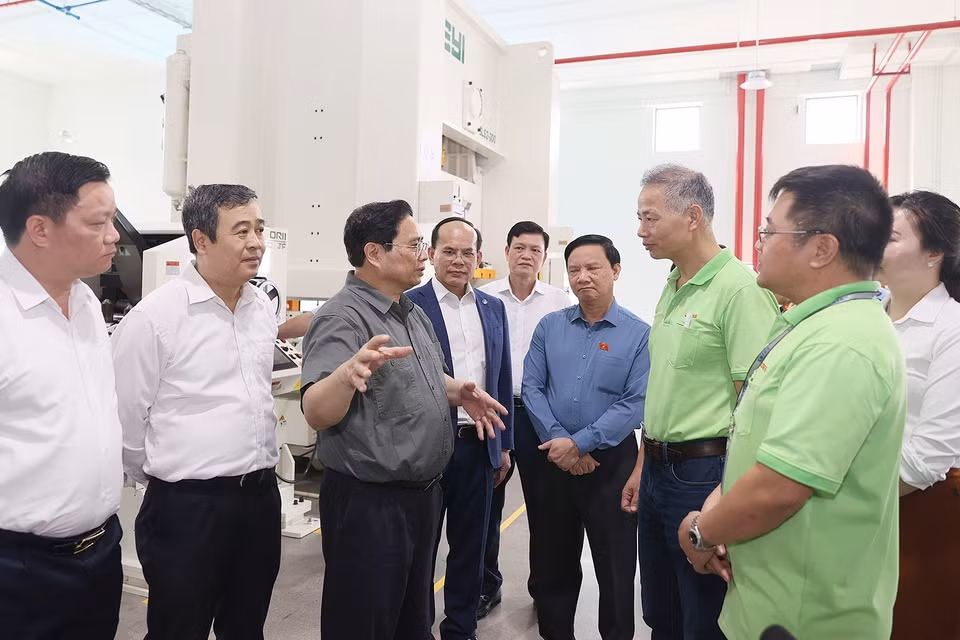 Thủ tướng Phạm Minh Chính kiểm tra hiện trạng khu công nghiệp Liên Hà Thái. (Ảnh: Dương Giang/TTXVN)