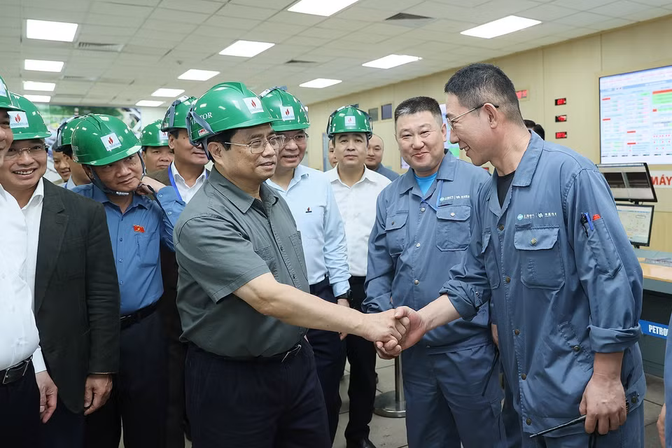 Thủ tướng Phạm Minh Chính động viên, chúc mừng cán bộ, kỹ sư và công nhân Nhà máy nhiệt điện Thái Bình 2. (Ảnh: Dương Giang/TTXVN)