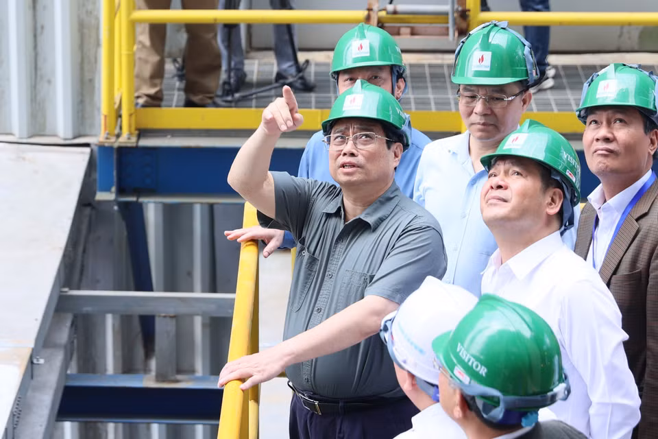 Thủ tướng Phạm Minh Chính kiểm tra công tác vận hành Nhà máy nhiệt điện Thái Bình 2. (Ảnh: Dương Giang/TTXVN)