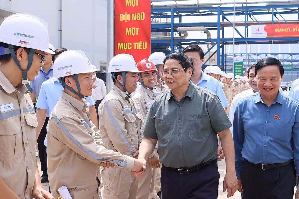 Thủ tướng Phạm Minh Chính với cán bộ, kỹ sư và công nhân Nhà máy nhiệt điện Thái Bình 2. (Ảnh: Dương Giang/TTXVN)