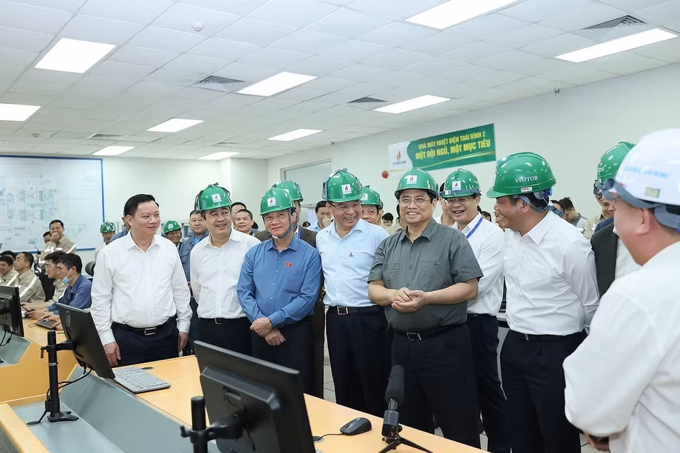 Thủ tướng Phạm Minh Chính kiểm tra công tác vận hành hai tổ máy của Nhà máy nhiệt điện Thái Bình 2. (Ảnh: Dương Giang/TTXVN)