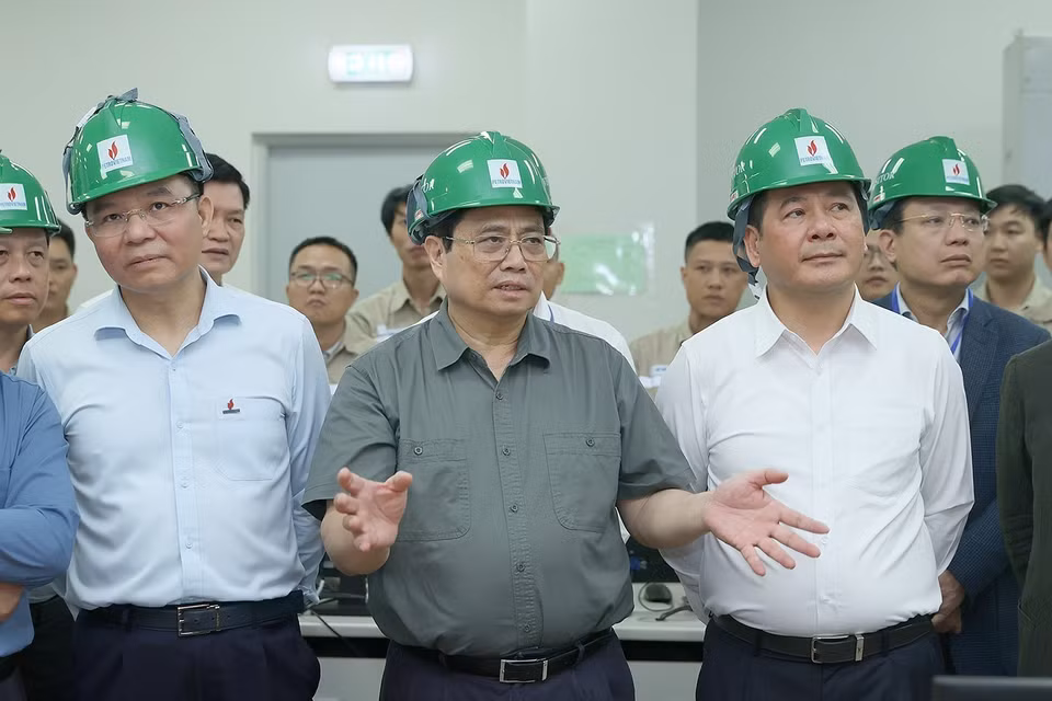 Thủ tướng Phạm Minh Chính kiểm tra công tác vận hành hai tổ máy của Nhà máy nhiệt điện Thái Bình 2. (Ảnh: Dương Giang/TTXVN)
