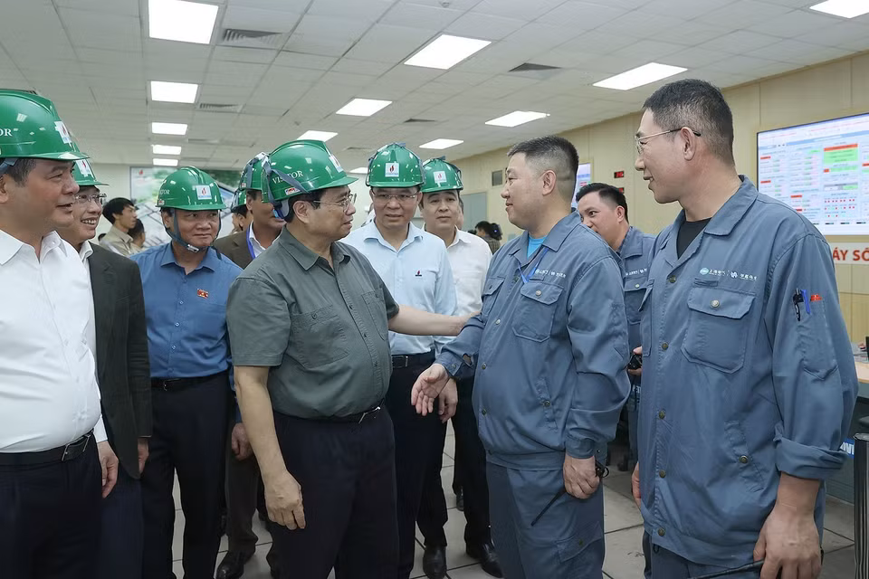 Thủ tướng Phạm Minh Chính động viên, chúc mừng cán bộ, kỹ sư và công nhân Nhà máy nhiệt điện Thái Bình 2. (Ảnh: Dương Giang/TTXVN)