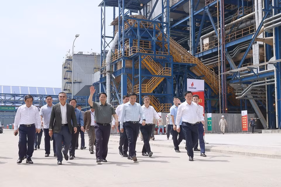 Thủ tướng Phạm Minh Chính và các đại biểu đến dự Lễ khánh thành Nhà máy nhiệt điện Thái Bình 2. (Ảnh: Dương Giang/TTXVN)