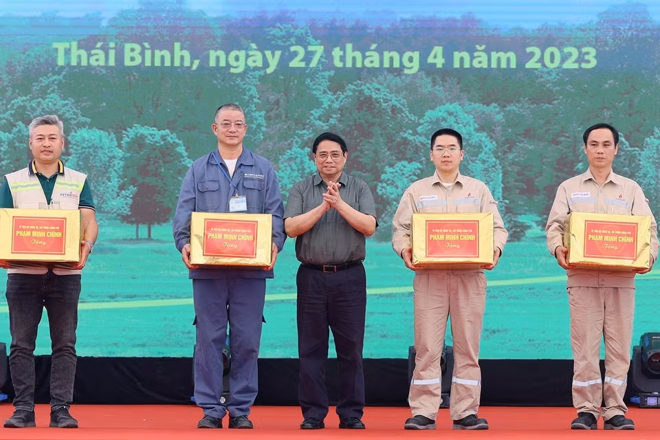 Thủ tướng Phạm Minh Chính tặng quà chúc mừng các đơn vị thi công Nhà máy nhiệt điện Thái Bình 2. (Ảnh: Dương Giang/TTXVN)