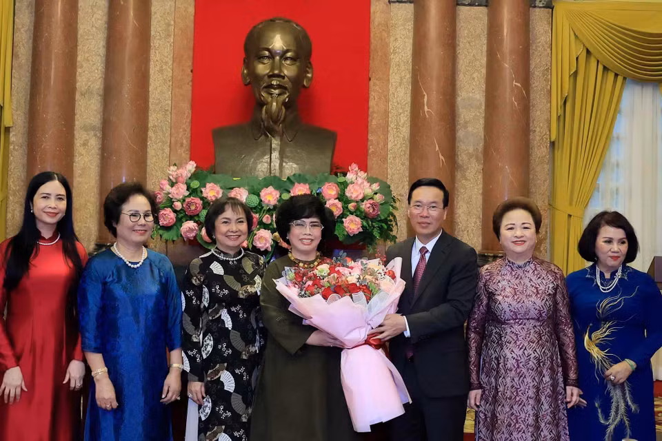 Chủ tịch nước Võ Văn Thưởng tặng hoa chúc mừng Hiệp hội Doanh nhân Nữ Việt Nam. (Ảnh: Thống Nhất/TTXVN)