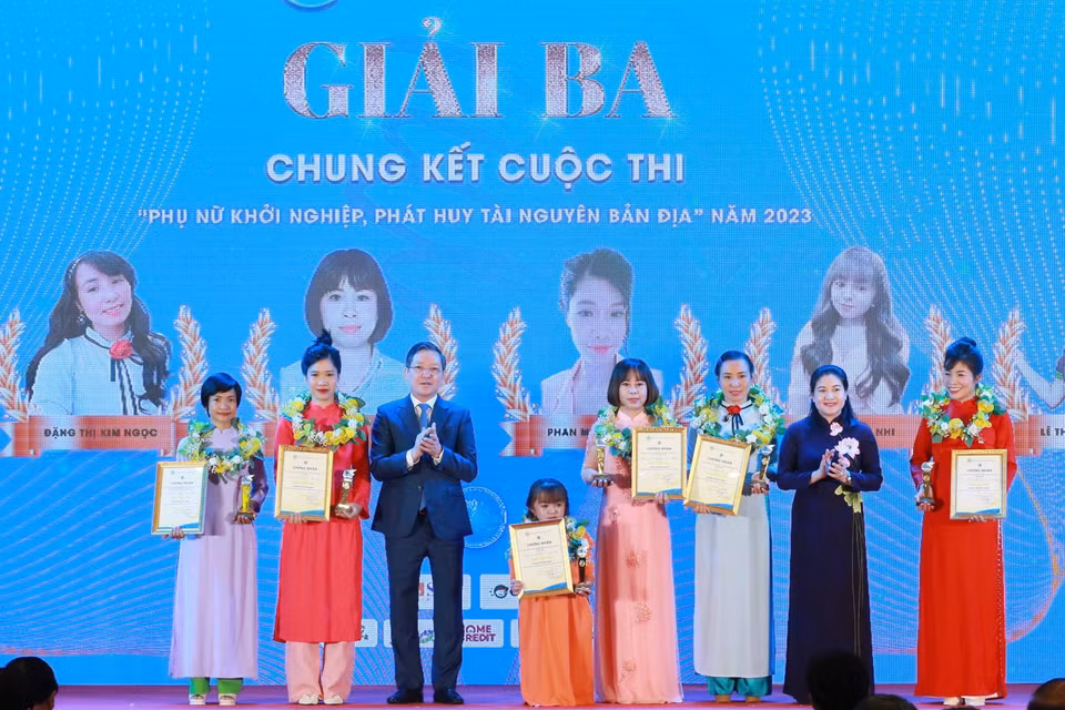 Các tác giả đạt giải Ba cuộc thi "Phụ nữ khởi nghiệp, phát huy tài nguyên bản địa" năm 2023. (Ảnh: Phương Hoa/TTXVN)