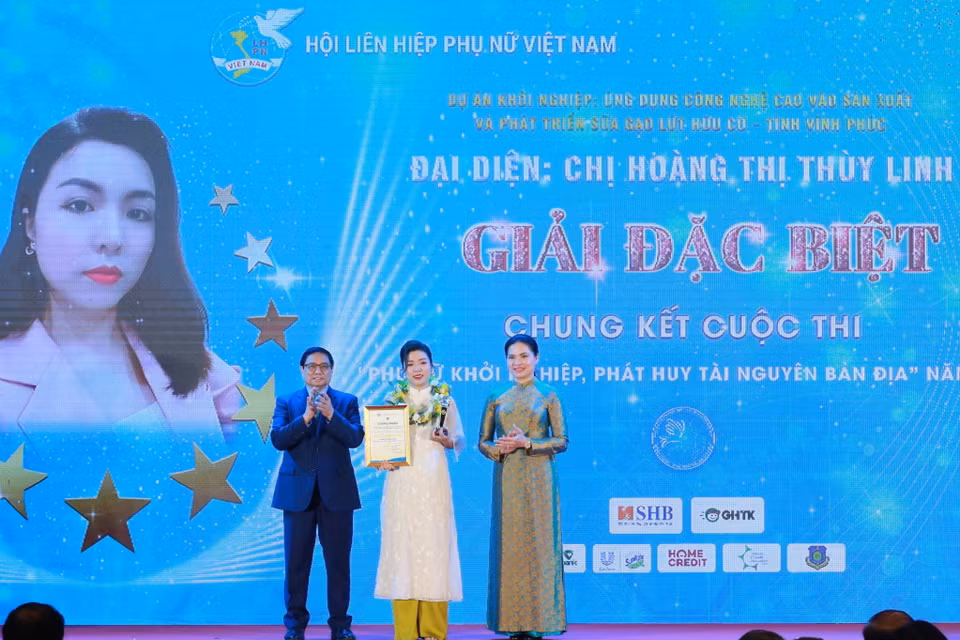 Thủ tướng Phạm Minh Chính trao giải Đặc biệt cho chị Hoàng Thị Thuỳ Linh, Hội LHPN tỉnh Vĩnh Phúc cuộc thi "Phụ nữ khởi nghiệp, phát huy tài nguyên bản địa" năm 2023. (Ảnh: Phương Hoa/TTXVN)
