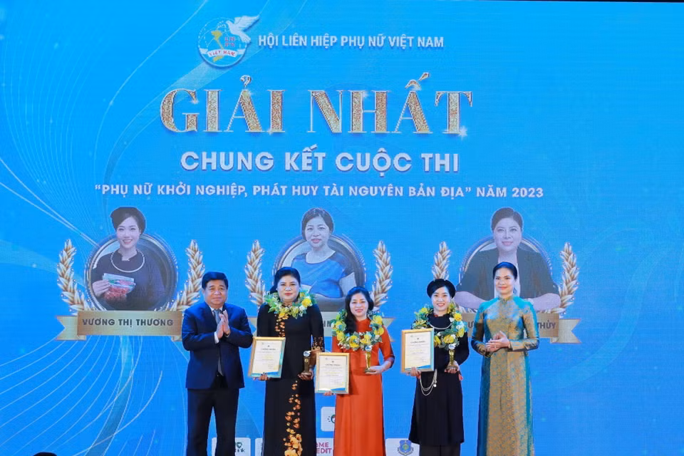 Các tác giả đạt giải Nhất cuộc thi "Phụ nữ khởi nghiệp, phát huy tài nguyên bản địa" năm 2023. (Ảnh: Phương Hoa/TTXVN)