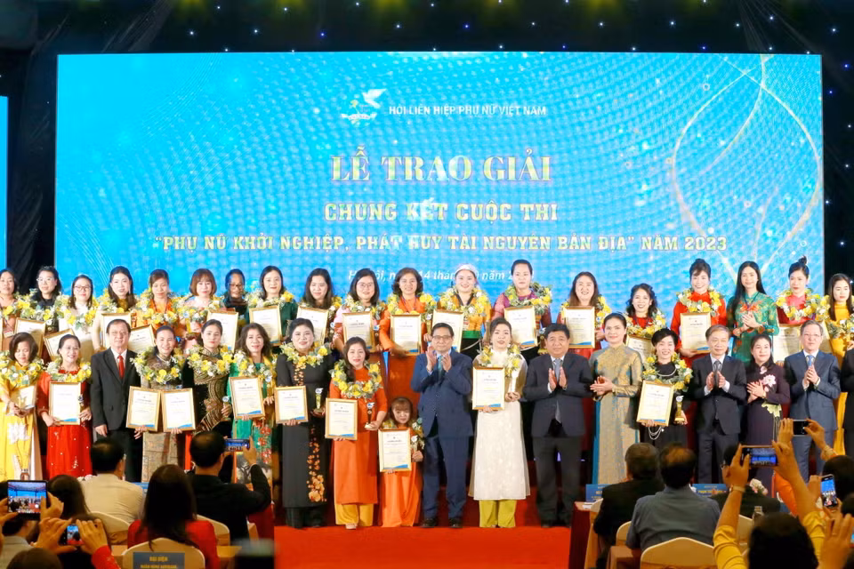Thủ tướng Phạm Minh Chính và các tác giả đạt giải thưởng cuộc thi "Phụ nữ khởi nghiệp, phát huy tài nguyên bản địa" năm 2023. (Ảnh: Phương Hoa/TTXVN)