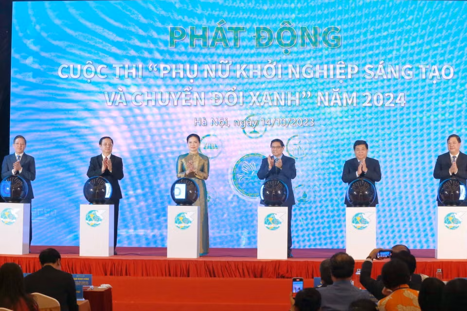 Thủ tướng Phạm Minh Chính và các đại biểu thực hiện nghi thức phát động cuộc thi "Phụ nữ khởi nghiệp sáng tạo" năm 2024. (Ảnh: Phương Hoa/TTXVN)
