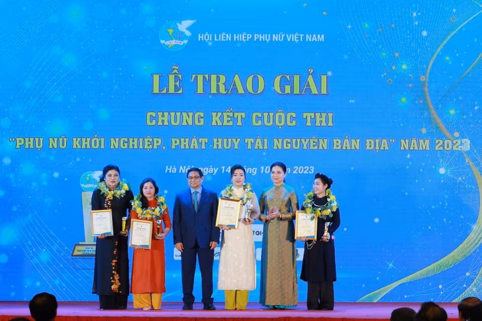 Thủ tướng Phạm Minh Chính và các tác giả đạt giải Đặc biệt, giải Nhất cuộc thi "Phụ nữ khởi nghiệp, phát huy tài nguyên bản địa" năm 2023. (Ảnh: Phương Hoa/TTXVN)