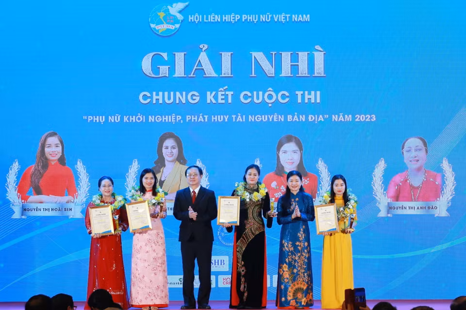Các tác giả đạt giải Nhì cuộc thi "Phụ nữ khởi nghiệp, phát huy tài nguyên bản địa" năm 2023. (Ảnh: Phương Hoa/TTXVN)