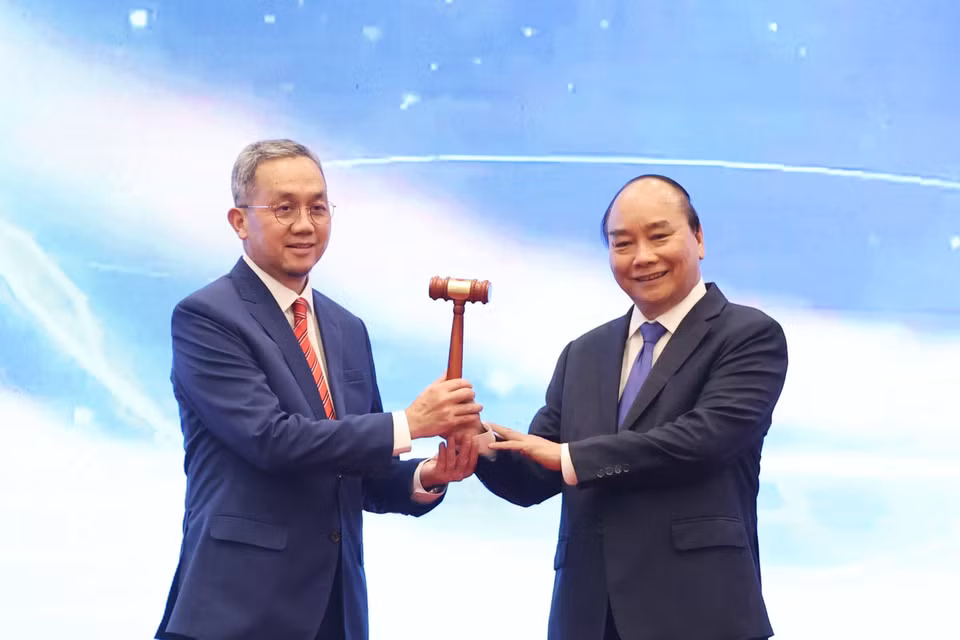 Thủ tướng Nguyễn Xuân Phúc trao chiếc búa gỗ cho Đại sứ Brunei tại Việt Nam - nước giữ vai trò Chủ tịch ASEAN 2021. (Ảnh: Thống Nhất/TTXVN)
