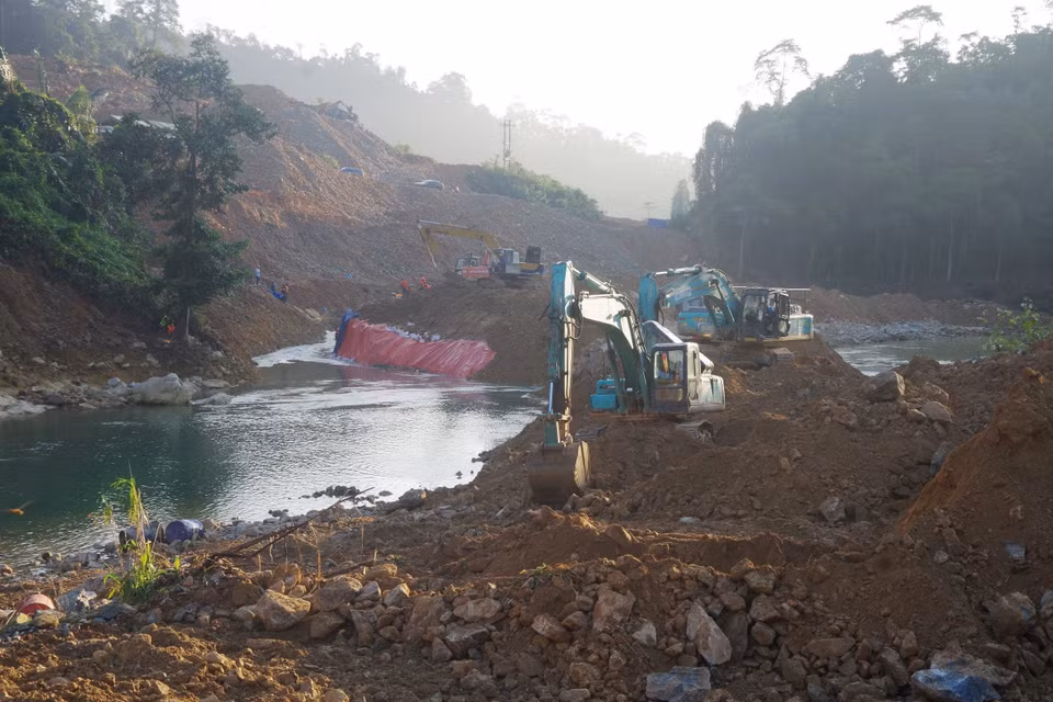 Phương tiện nắn dòng chảy để phục vụ công tác tìm kiếm dưới lòng suối Rào Trăng. (Ảnh: TTXVN phát)