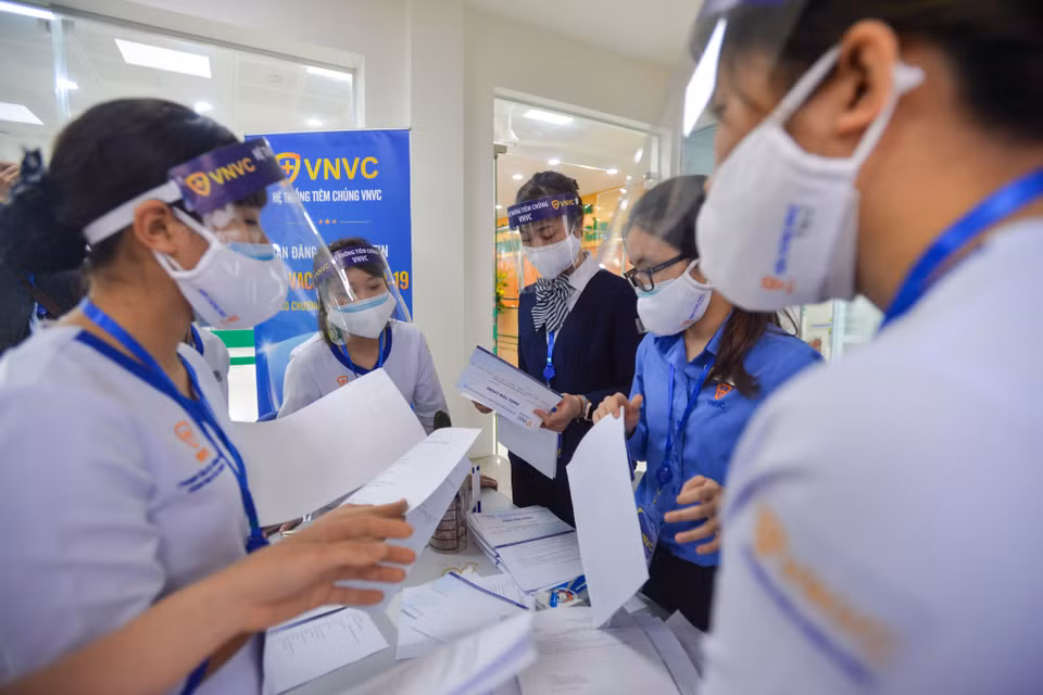 Bệnh viện Bệnh Nhiệt đới Trung ương bố trí 3 bàn tiêm tại Phòng Tiêm chủng, Trung Tâm Phòng chống dịch. (Ảnh: Minh Sơn/Vietnam+)