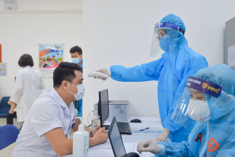 Các đơn vị tiêm chủng chủ động theo dõi, ghi nhận các phản ứng sau tiêm báo về Bộ Y tế để thu thập thông tin sau tiêm, có biện pháp ứng xử kịp thời. (Ảnh: Minh Sơn/Vietnam+)