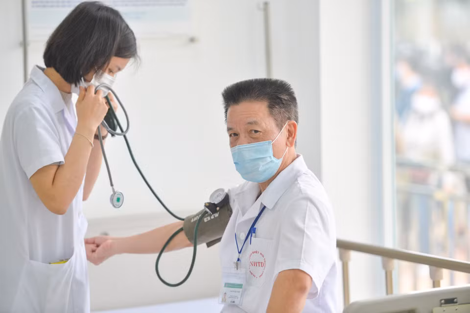 Bộ Y tế khuyến cáo mỗi người tiêm đủ hai liều vaccine AstraZeneca. Mũi tiêm thứ hai cách mũi thứ nhất 12 tuần. (Ảnh: Minh Sơn/Vietnam+)