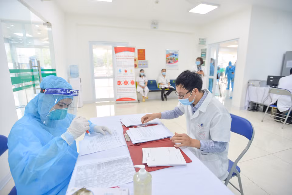 Những người thuộc diện tiêm sẽ được khám sàng lọc kỹ lưỡng. Nếu bị ho, sốt, khó thở sẽ không tiến hành tiêm. (Ảnh: Minh Sơn/Vietnam+)