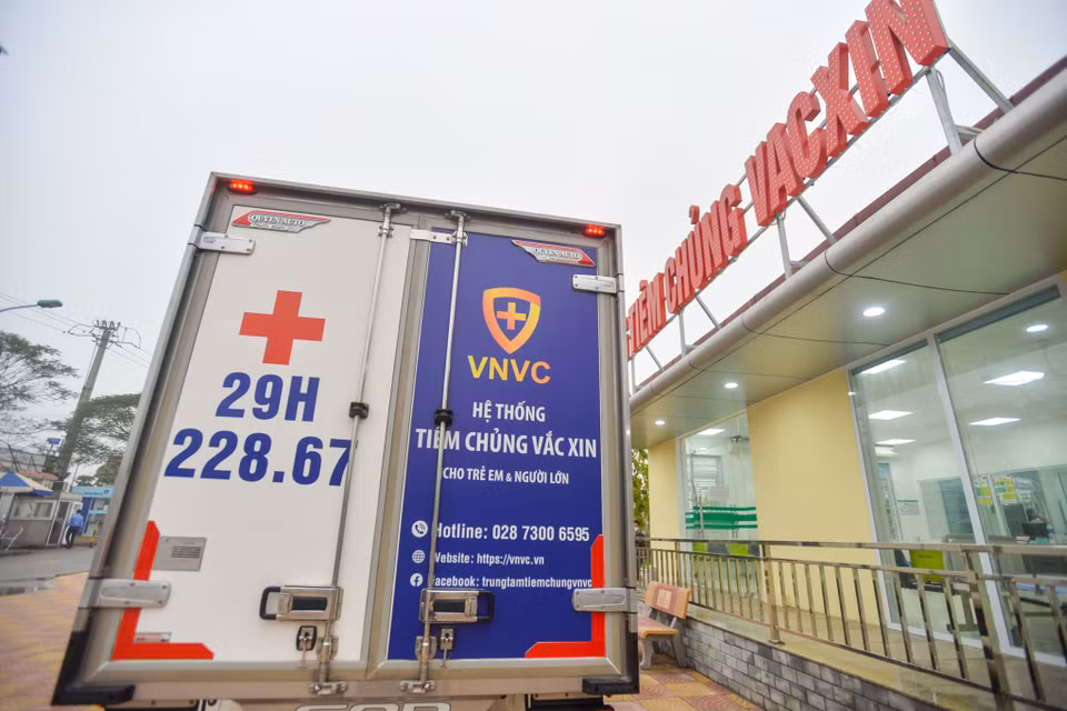 Tại Hà Nội, xe chuyên dụng cũng đưa vaccine đến Bệnh viện Bệnh Nhiệt đới Trung ương cơ sở 2, để chuẩn bị tiêm. (Ảnh: Minh Sơn/Vietnam+)