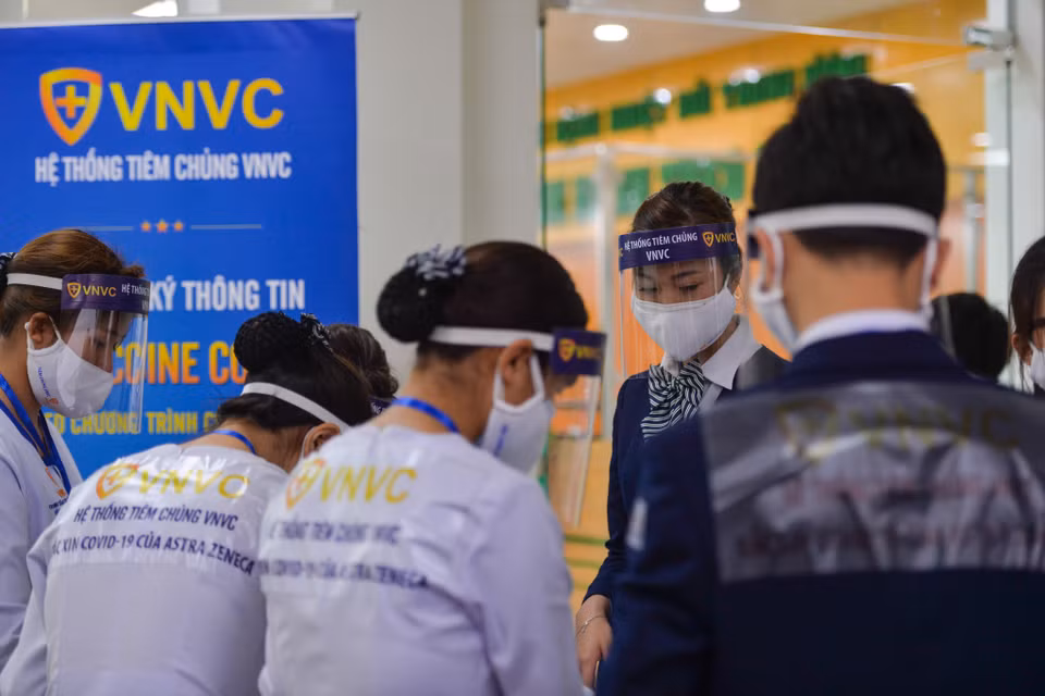 Đây là những người trực tiếp tiếp nhận, chăm sóc, điều trị bệnh nhân COVID-19 hoặc có tiếp xúc với các nguồn nguy cơ lây nhiễm COVID-19. (Ảnh: Minh Sơn/Vietnam+)