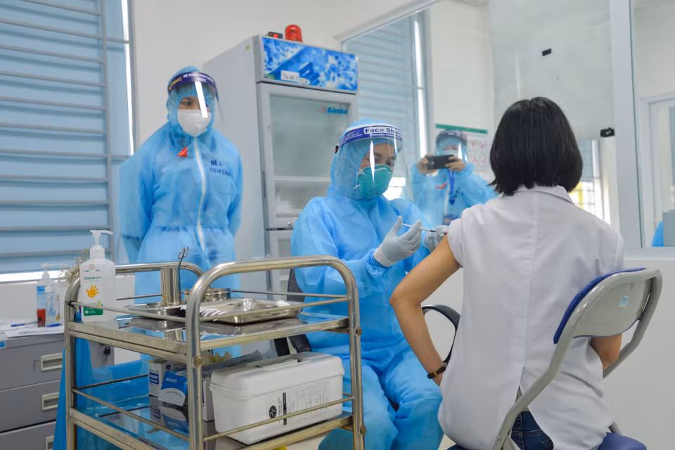 Ngoài ra, có 600 liều được sử dụng để kiểm định chất lượng, lưu mẫu tại đơn vị nhập khẩu cùng Viện Kiểm định Quốc gia Vaccine và Sinh phẩm y tế theo quy định. (Ảnh: Minh Sơn/Vietnam+)