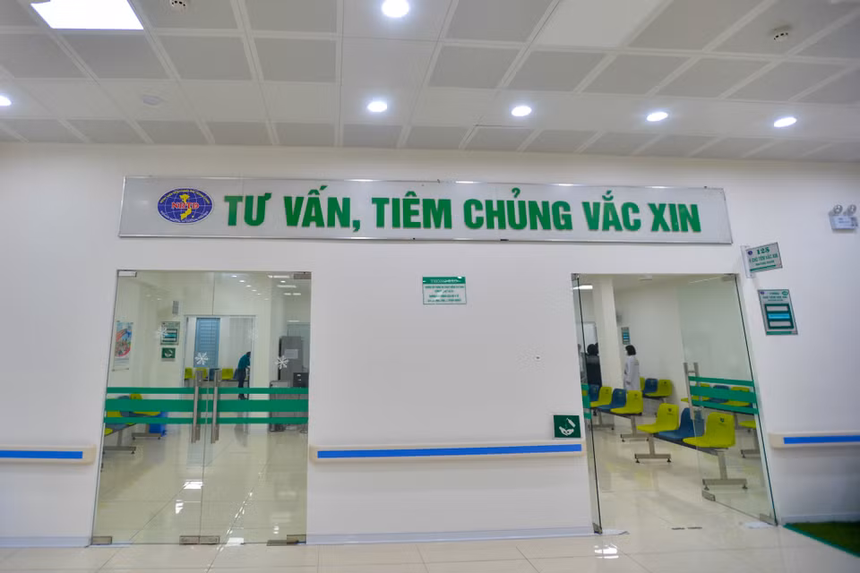 Sáng 8/3, Bộ Y tế bắt đầu triển khai tiêm vaccine AstraZeneca phòng COVID-19 tại nhiều điểm trên cả nước như: Bệnh viện Bệnh Nhiệt đới Trung ương, Bệnh viện Bệnh Nhiệt đới Thành phố Hồ Chí Minh và tại tỉnh Hải Dương. (Ảnh: Minh Sơn/Vietnam+)