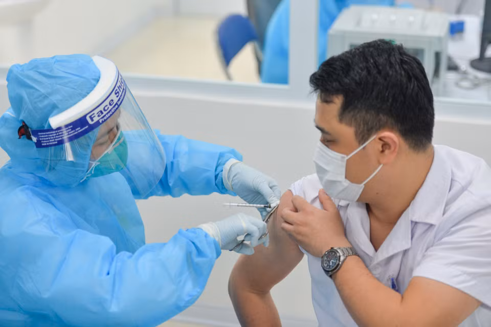 Trong đợt này, Bộ Y tế đã phân phối vaccine trước cho 13 tỉnh đang có dịch, gồm 14 Trung tâm Kiểm soát Bệnh tật và 21 cơ sở điều trị COVID-19. (Ảnh: Minh Sơn/Vietnam+)