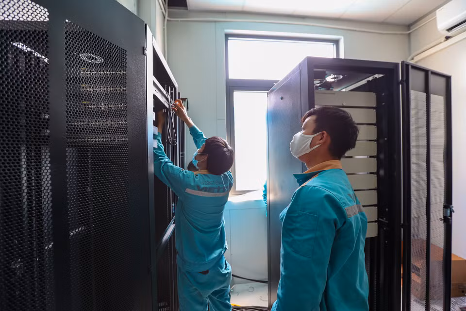 Các cán bộ kỹ thuật của Viettel đang lắp đặt các máy chủ tại khu nhà hành chính. (Ảnh: Minh Sơn/Vietnam+)