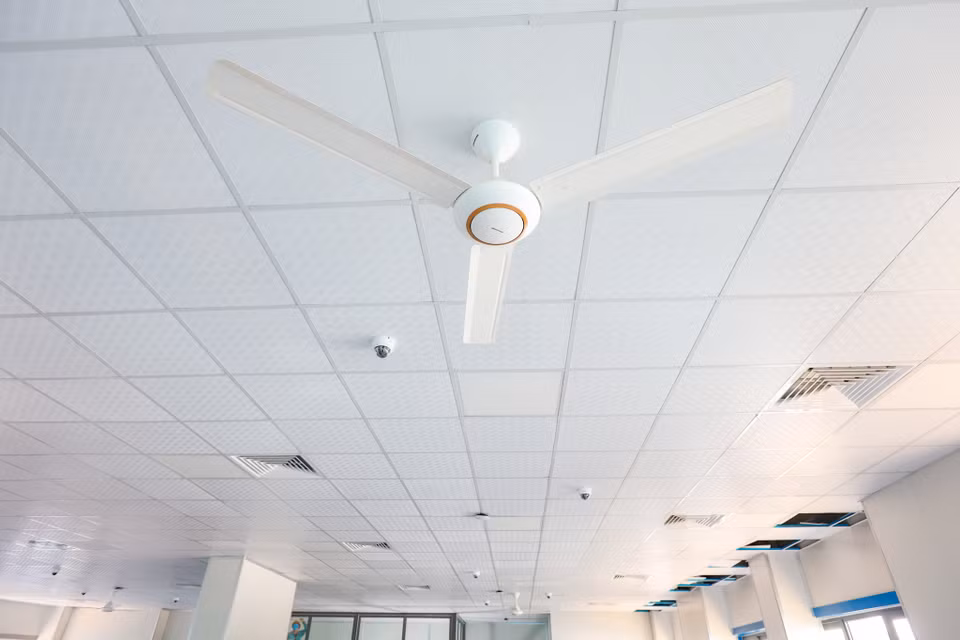 Tất cả các phòng bệnh đều lắp hệ thống camera để kịp thời theo dõi diễn biến của bệnh nhân. Bệnh viện sẽ được điều hành, theo dõi và hội chẩn qua hệ thống Telehealth. (Ảnh: Minh Sơn/Vietnam+)