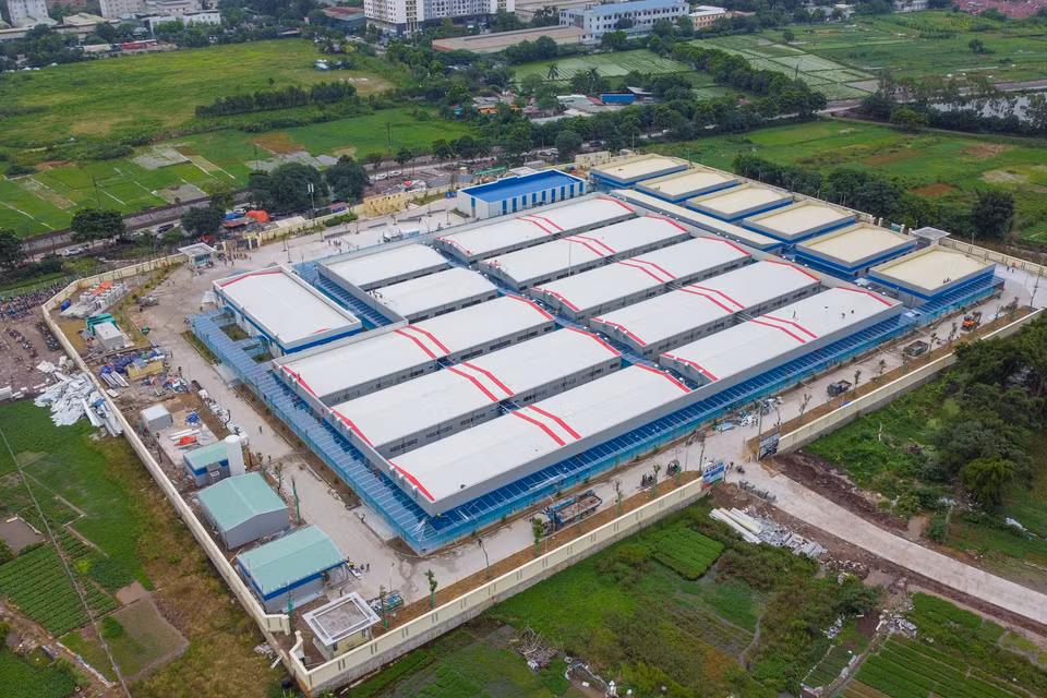 Sau hơn một tháng 'thần tốc' xây dựng, bệnh viện dã chiến tại quận Hoàng Mai, Hà Nội đã dần hoàn thiện để đưa vào sử dụng, điều trị cho bệnh nhân mắc COVID-19 nặng và nguy kịch. (Ảnh: PV/Vietnam+)