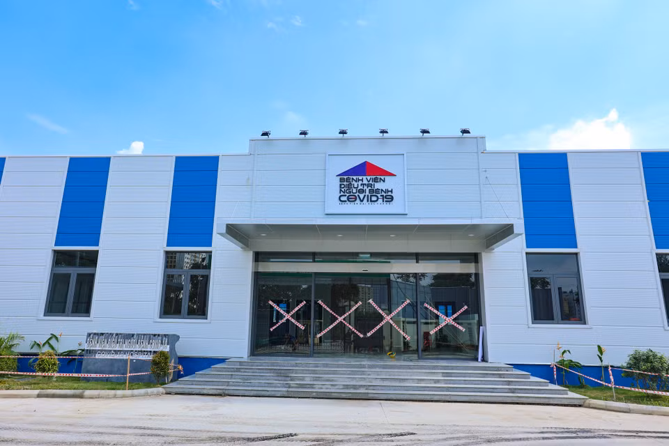 Trước sản khu hành chính, cũng là 'đầu não' chỉ huy mọi hoạt động của bệnh viện dã chiến này. (Ảnh: Minh Sơn/Vietnam+)