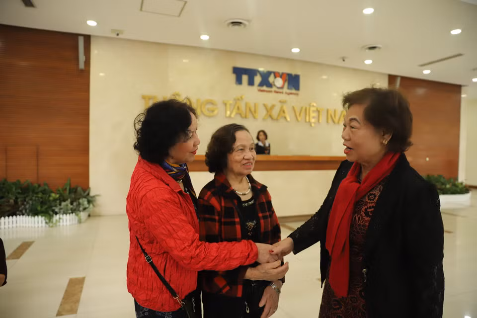 Tháng 4/1972, gần 150 sinh viên ưu tú của các trường (Đại học Tổng hợp Hà Nội, Đại học Ngoại ngữ, Đại học Ngoại giao...) được tuyển chọn về Việt Nam Thông tấn xã, tham gia khóa đào tạo phóng viên chiến trường. (Ảnh: Hoài Nam/Vietnam+)