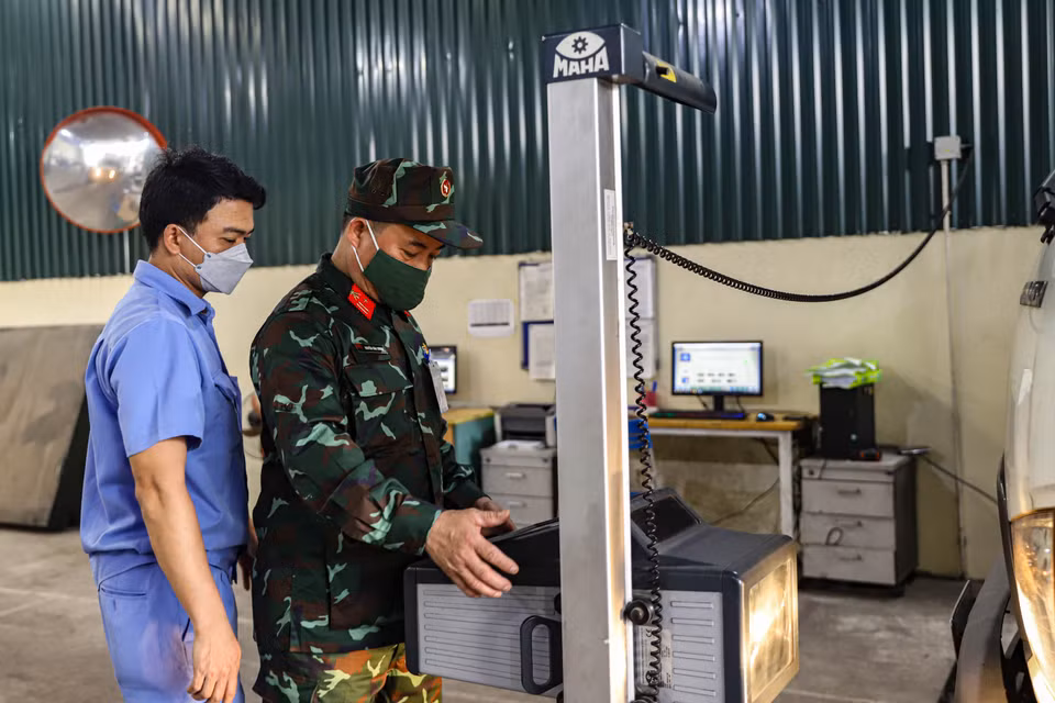 ‘Với những kiến thức, kỹ năng được đào tạo, cán bộ chiến sỹ kiểm định viên quân đội sẽ tận tâm, tận lực hoàn thành tốt mọi nhiệm vụ được giao,’ Thiếu tá Cương chia sẻ. (Ảnh: Hoài Nam/Vietnam+)