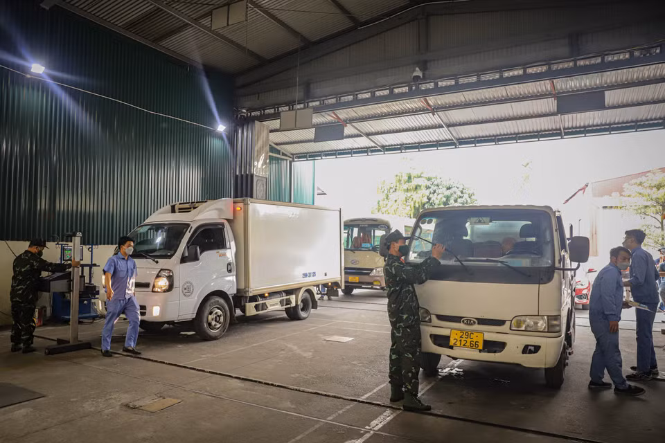 Kể từ hôm nay, 20/3, có 40 kiểm định viên quân sự được điều động hỗ trợ các trung tâm đăng kiểm; trong đó có 30 kiểm định viên chính thức và 10 kiểm định viên dự bị. (Ảnh: Hoài Nam/Vietnam+)