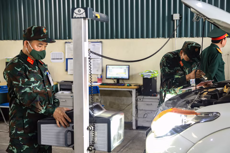 Trong giai đoạn ‘ùn tắc’ đăng kiểm như hiện nay, sự hỗ trợ của các kiểm định viên quân sự sẽ giúp giảm tải sức ép cho các trung tâm đăng kiểm. (Ảnh: Hoài Nam/Vietnam+)