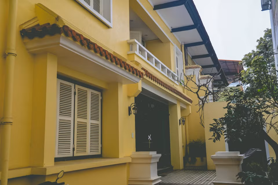 Kiến trúc Pháp ở Hà Nội có thể dễ dàng bắt gặp ở nhiều con phố Thủ đô với nhiều dáng vẻ, phong cách kiến trúc khác nhau. (Ảnh: Hoài Nam/Vietnam+)