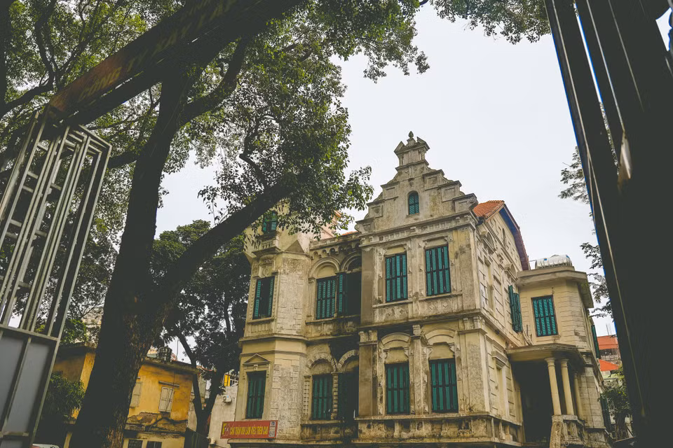 Những biệt thự Pháp cổ xuất hiện ở Hà Nội đều có tuổi đời hơn một thế kỷ. Chúng mang đậm dấu ấn của những phong cách kiến trúc phương Tây và nhiều giá trị nghệ thuật, văn hóa. (Ảnh: Hoài Nam/Vietnam+)
