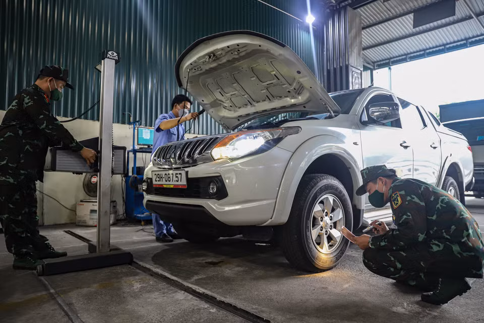 Các kiểm định viên quân sự hỗ trợ tại trung tâm 29-16D. (Ảnh: Hoài Nam/Vietnam+)